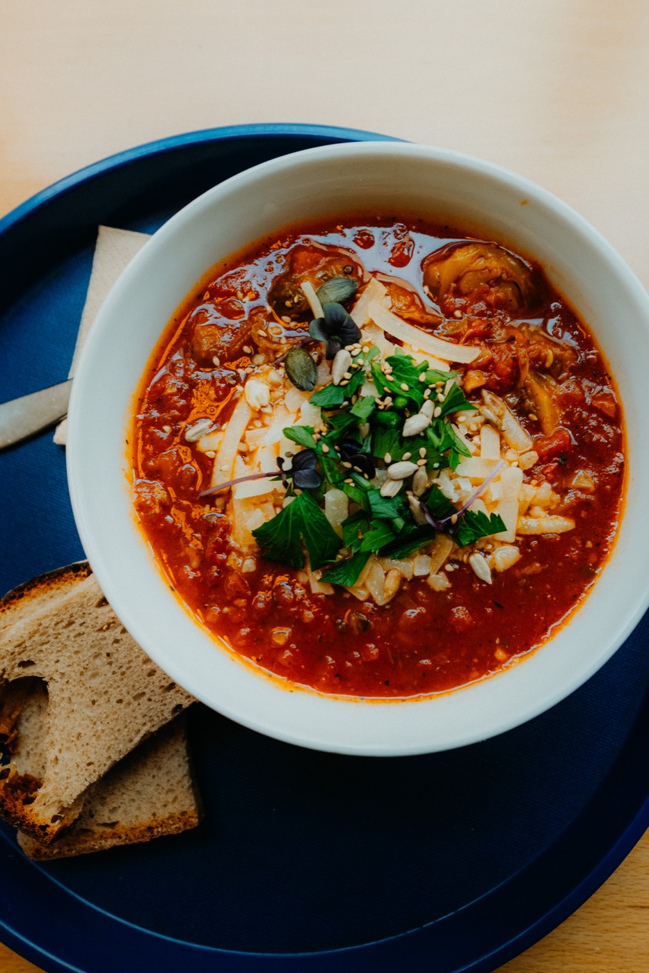 Frisch angerichtete Suppe mit Toppings und Brot