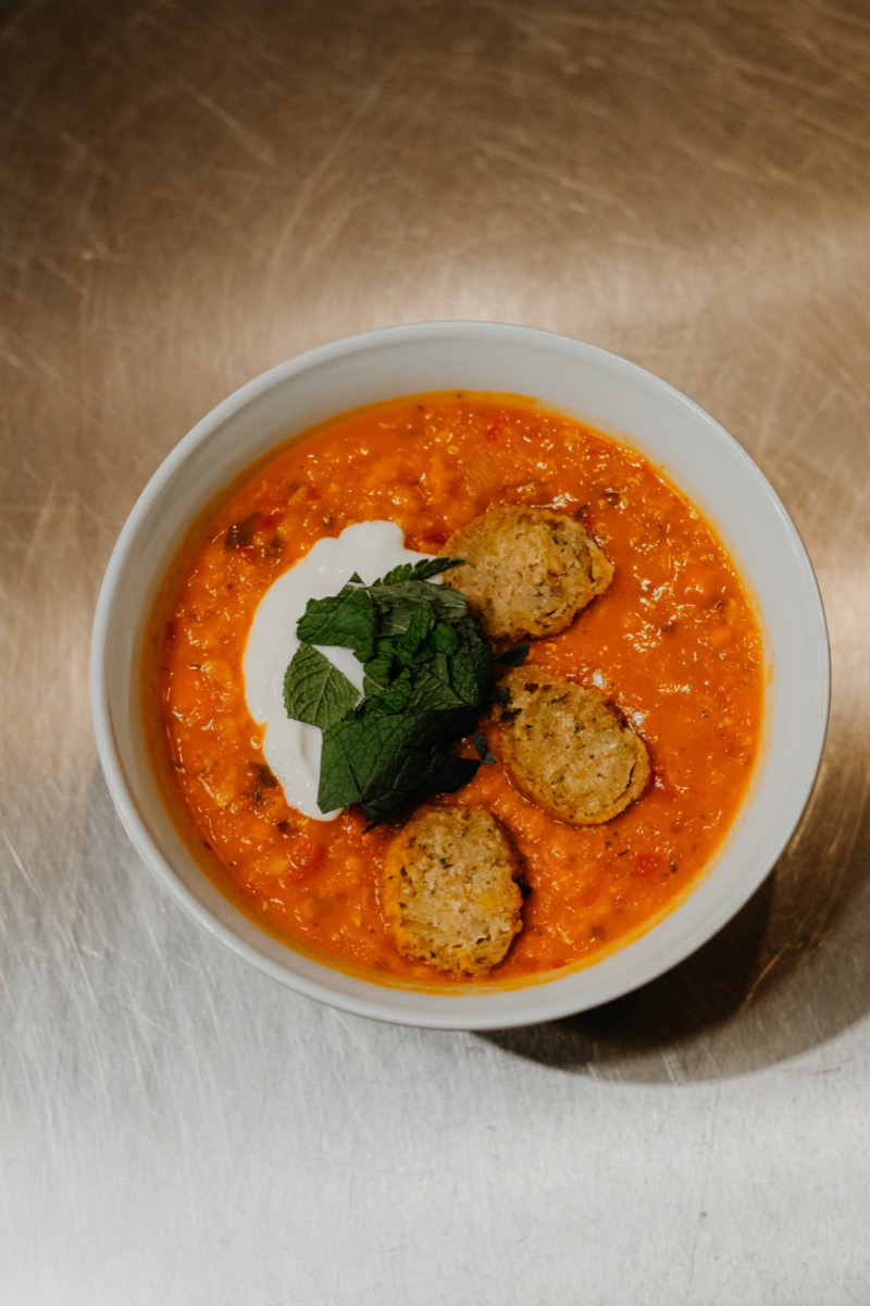 Rote-Linsen-Suppe mit Joghurt und Klößchen